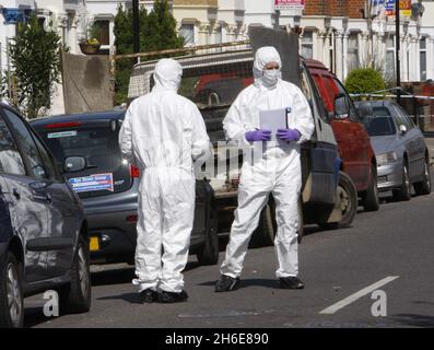 Les Forensics visitent la scène où un écolier de 15 ans est mort de blessures par coups de couteau après une attaque au couteau dans la rue.Les détectives chassent ses attaquants qui se sont mis sur l'adolescent à Edmonton, dans le nord de Londres, hier soir.Il est le quatrième adolescent à être poignardé à mort dans la capitale cette année. Banque D'Images