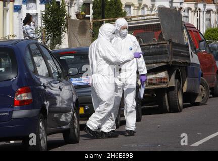 Les Forensics visitent la scène où un écolier de 15 ans est mort de blessures par coups de couteau après une attaque au couteau dans la rue.Les détectives chassent ses attaquants qui se sont mis sur l'adolescent à Edmonton, dans le nord de Londres, hier soir.Il est le quatrième adolescent à être poignardé à mort dans la capitale cette année. Banque D'Images