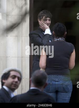 Pete Doherty fait une pause-cigarette aujourd'hui avant de prononcer sa sentence au tribunal de la Couronne de Snaresbrook, dans l'est de Londres.Le chanteur a plaidé coupable de possession de cocaïne le 8 avril avec son ami Peter Wolfe Banque D'Images