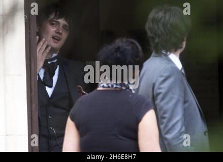 Pete Doherty fait une pause-cigarette aujourd'hui avant de prononcer sa sentence au tribunal de la Couronne de Snaresbrook, dans l'est de Londres.Le chanteur a plaidé coupable de possession de cocaïne le 8 avril avec son ami Peter Wolfe Banque D'Images