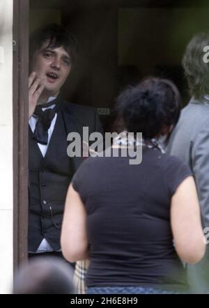 Pete Doherty fait une pause-cigarette aujourd'hui avant de prononcer sa sentence au tribunal de la Couronne de Snaresbrook, dans l'est de Londres.Le chanteur a plaidé coupable de possession de cocaïne le 8 avril avec son ami Peter Wolfe Banque D'Images