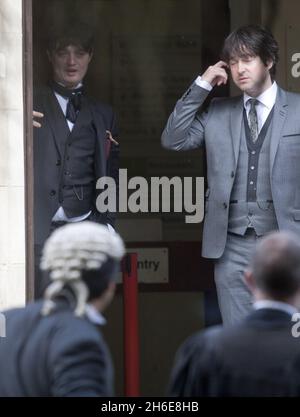 Pete Doherty fait une pause-cigarette aujourd'hui avant de prononcer sa sentence au tribunal de la Couronne de Snaresbrook, dans l'est de Londres.Le chanteur a plaidé coupable de possession de cocaïne le 8 avril avec son ami Peter Wolfe Banque D'Images