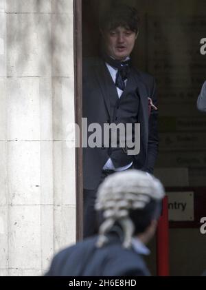 Pete Doherty fait une pause-cigarette aujourd'hui avant de prononcer sa sentence au tribunal de la Couronne de Snaresbrook, dans l'est de Londres.Le chanteur a plaidé coupable de possession de cocaïne le 8 avril avec son ami Peter Wolfe Banque D'Images