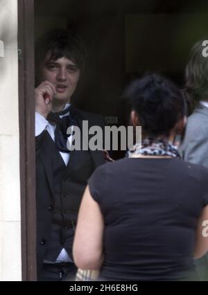 Pete Doherty fait une pause-cigarette aujourd'hui avant de prononcer sa sentence au tribunal de la Couronne de Snaresbrook, dans l'est de Londres.Le chanteur a plaidé coupable de possession de cocaïne le 8 avril avec son ami Peter Wolfe Banque D'Images