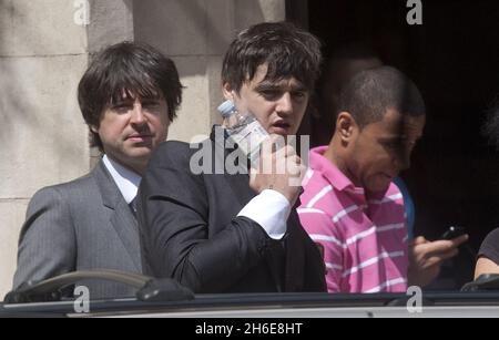 Pete Doherty fait une pause-cigarette aujourd'hui avant de prononcer sa sentence au tribunal de la Couronne de Snaresbrook, dans l'est de Londres.Le chanteur a plaidé coupable de possession de cocaïne le 8 avril avec son ami Peter Wolfe Banque D'Images