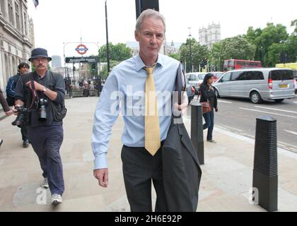 L'ancien commissaire adjoint Andy Hayman assiste à une audience à Portcullis House, Londres, au sujet des allégations de piratage téléphonique de News of the World. Banque D'Images