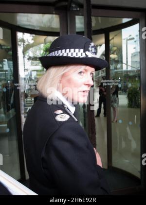 Le chef de la police de Thames Valley, l'agent Sara Thornton, assiste à une audience à Portcullis House au sujet des allégations de piratage téléphonique nouvelles du monde. Banque D'Images