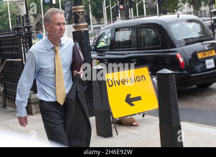 L'ancien commissaire adjoint Andy Hayman assiste à une audience à Portcullis House, Londres, au sujet des allégations de piratage téléphonique de News of the World. Banque D'Images