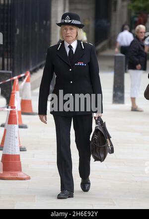 Le chef de la police de Thames Valley, l'agent Sara Thornton, assiste à une audience à Portcullis House au sujet des allégations de piratage téléphonique nouvelles du monde. Banque D'Images