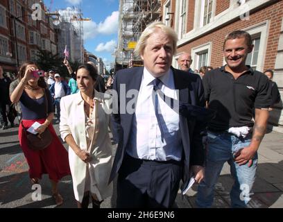 Le maire de Londres Boris Johnson et son épouse Marina Wheeler traversent un groupe de membres de l'EDL lors d'une manifestation de 9/11 devant l'ambassade des États-Unis à Londres cet après-midi Banque D'Images