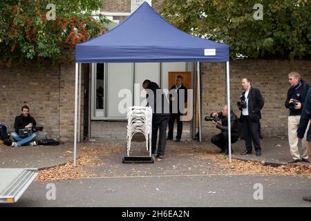 Les préparatifs commencent chez Paul McCartney à Londres avant son mariage demain. Banque D'Images