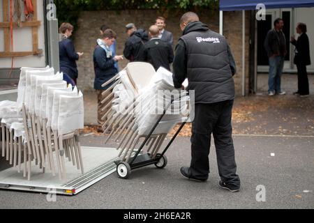 Les préparatifs commencent chez Paul McCartney à Londres avant son mariage demain. Banque D'Images