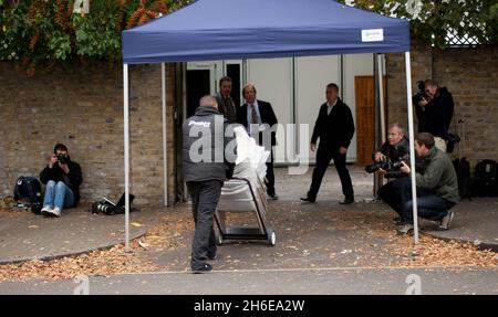 Les préparatifs commencent chez Paul McCartney à Londres avant son mariage demain. Banque D'Images