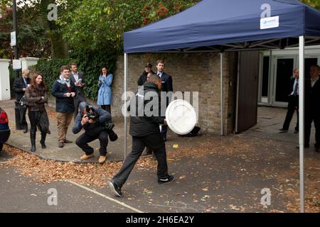 Les préparatifs commencent chez Paul McCartney à Londres avant son mariage demain. Banque D'Images