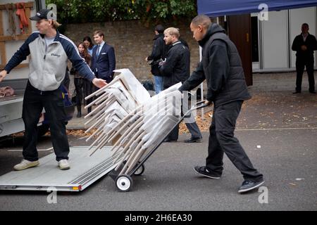 Les préparatifs commencent chez Paul McCartney à Londres avant son mariage demain. Banque D'Images