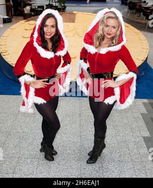 Le Carphone Warehouse dévoile la plus grande pièce de chocolat au monde au centre commercial Westfield de Londres.Un nouveau record Guinness World a été établi avec la pièce de monnaie pesant 276 kg, pour lancer les bons cadeaux gratuits de 200 £ de l'entrepôt carphone avec les nouveaux mobiles.Le record mondial guinness de la plus grande pièce n'a été établi que le 17 novembre 2011 à 265 kg pour marquer l'ouverture d'un nouveau centre commercial.La pièce est l'équivalent de 5,345 barres de chocolat. Banque D'Images