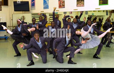 Des danseurs et des danseurs du Ballet national anglais se posent ensemble dans les studios du Ballet national anglais à Londres, pour présenter leur prochaine collaboration de 2012 combinant danse de rue, acrobaties et ballet. Banque D'Images