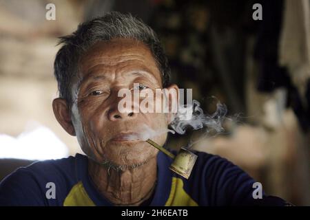 12/01/12 le gouvernement du Myanmar et l'un des groupes rebelles ethniques les plus importants du pays ont signé aujourd'hui un cessez-le-feu après des décennies de combats, la dernière des propositions apparentes de réforme du pays.Une délégation de ministres de la capitale Naypyidaw et de hauts responsables de l'Union nationale Karen (KNU) a signé le pacte à hPa-an, la capitale de l'État Karen de l'est, scène de l'une des guerres civiles les plus longues au monde.Images: Jyawei (73) menotté et bandé les yeux pendant trois semaines lorsqu'il a été arrêté par la police miliaire birmane, vivant maintenant dans un camp de réfugiés Karen du côté birman o Banque D'Images