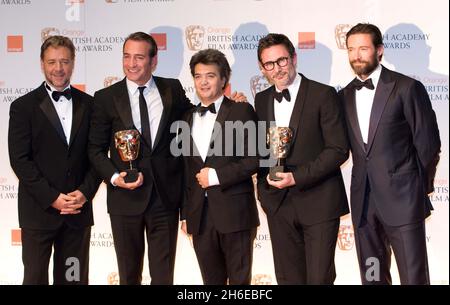 Le meilleur acteur Jean Dujardin (2ndL), Thomas Langmann (C) et Michel Hazanavicius (2ndR) du film « l'artiste » posent avec leurs prix et Russell Crowe (L) et Hugh Jackman dans la salle de presse lors des Orange British Academy film Awards 2012 à l'Opéra Royal Banque D'Images