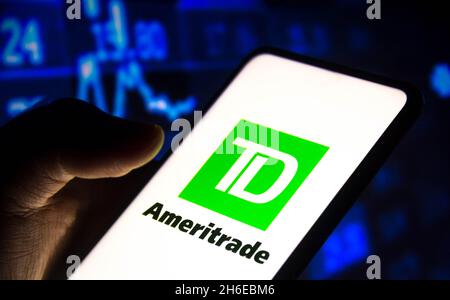 Brésil.14 novembre 2021.Dans cette illustration, le logo de TD Ameritrade Holding Corporation est affiché sur un écran de téléphone intelligent et un graphique boursier est affiché en arrière-plan.(Photo de Rafael Henrique/SOPA Images/Sipa USA) crédit: SIPA USA/Alay Live News Banque D'Images