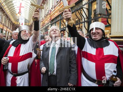 Célébrations de la journée de St George - le maire de Londres Boris Johnson s'est joint aux célébrations de la journée de St George au marché de Leadenhall, dans le centre de Londres cet après-midi. Banque D'Images