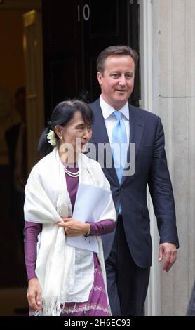 Aung San Suu Kyi, une militante birmane en faveur de la démocratie, en compagnie du Premier ministre britannique David Cameron, devant le 10 Downing Street, Londres, dans le cadre de sa visite de quatre jours au Royaume-Uni. Banque D'Images