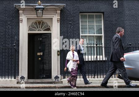 Aung San Suu Kyi, une militante birmane en faveur de la démocratie, en compagnie du Premier ministre britannique David Cameron, devant le 10 Downing Street, Londres, dans le cadre de sa visite de quatre jours au Royaume-Uni. Banque D'Images