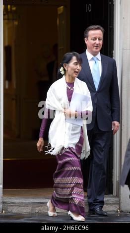 Aung San Suu Kyi, une militante birmane en faveur de la démocratie, en compagnie du Premier ministre britannique David Cameron, devant le 10 Downing Street, Londres, dans le cadre de sa visite de quatre jours au Royaume-Uni. Banque D'Images