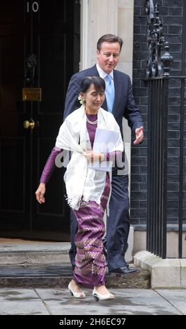 Aung San Suu Kyi, une militante birmane en faveur de la démocratie, en compagnie du Premier ministre britannique David Cameron, devant le 10 Downing Street, Londres, dans le cadre de sa visite de quatre jours au Royaume-Uni. Banque D'Images