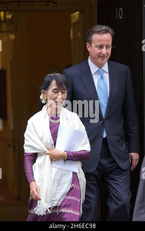 Aung San Suu Kyi, une militante birmane en faveur de la démocratie, en compagnie du Premier ministre britannique David Cameron, devant le 10 Downing Street, Londres, dans le cadre de sa visite de quatre jours au Royaume-Uni. Banque D'Images