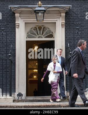 Aung San Suu Kyi, une militante birmane en faveur de la démocratie, en compagnie du Premier ministre britannique David Cameron, devant le 10 Downing Street, Londres, dans le cadre de sa visite de quatre jours au Royaume-Uni. Banque D'Images