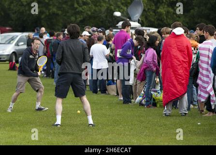 Les fans de tennis se préparent pour le match du centre Andy Murrays au cours du deuxième jour de Wimbledon. Banque D'Images