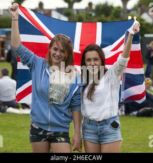 Les fans de Wimbledon Charlie Brown et Annabel Quick both16 de Claygate se préparent pour le match de la cour du centre Andy Murrays pendant le deuxième jour de Wimbledon. Banque D'Images