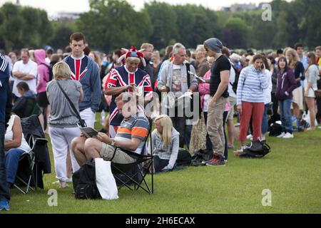 Les fans de tennis se préparent pour le match du centre Andy Murrays au cours du deuxième jour de Wimbledon. Banque D'Images