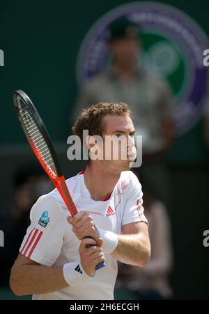 Andy Murray en action contre Roger Federer lors de la finale masculine de tennis de Wimbledon cet après-midi. Banque D'Images