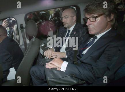 Nick Buckles, directeur général de G4S, et Ian Horseman-Sewell, directeur de compte, quittent Westminster en voiture cet après-midi après avoir témoigné devant les députés du Comité spécial des affaires intérieures au sujet de l'incapacité de G4S à fournir suffisamment de gardes de sécurité pour les Jeux Olympiques. Banque D'Images