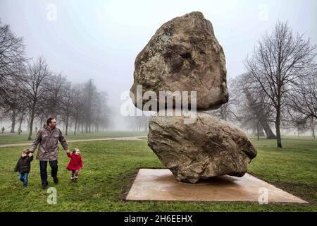 Une vue générale d'une sculpture de rocher géant par Peter Fischli et David Weiss (1946-2012) , 'Rock on Top of Another Rock', dévoilée dans les jardins de Kensington à Londres. Banque D'Images