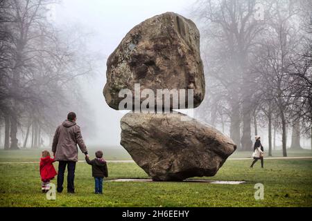 Une vue générale d'une sculpture de rocher géant par Peter Fischli et David Weiss (1946-2012) , 'Rock on Top of Another Rock', dévoilée dans les jardins de Kensington à Londres. Banque D'Images