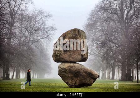 Une vue générale d'une sculpture de rocher géant par Peter Fischli et David Weiss (1946-2012) , 'Rock on Top of Another Rock', dévoilée dans les jardins de Kensington à Londres. Banque D'Images