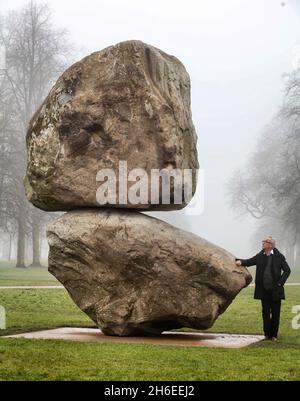 Peter Fischli se tient devant sa sculpture de blocs géants par lui et David Weiss (1946-2012) , 'Rock on Top of Another Rock', dévoilée dans les jardins de Kensington à Londres. Banque D'Images