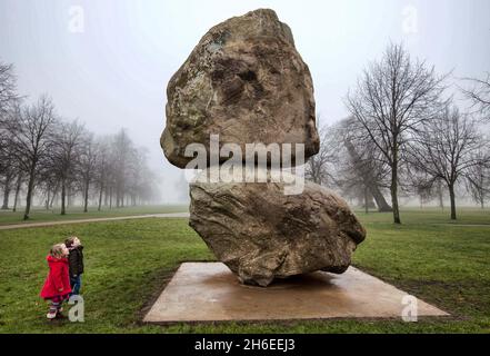 Une vue générale d'une sculpture de rocher géant par Peter Fischli et David Weiss (1946-2012) , 'Rock on Top of Another Rock', dévoilée dans les jardins de Kensington à Londres. Banque D'Images