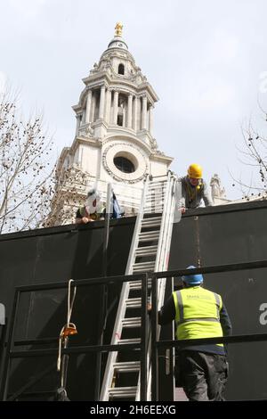 Les préparatifs commencent mercredi prochain pour les funérailles de la baronne Thatcher à la cathédrale Saint-Paul de Londres Banque D'Images