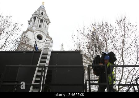 Les préparatifs commencent mercredi prochain pour les funérailles de la baronne Thatcher à la cathédrale Saint-Paul de Londres Banque D'Images