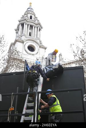 Les préparatifs commencent mercredi prochain pour les funérailles de la baronne Thatcher à la cathédrale Saint-Paul de Londres Banque D'Images