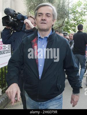 Chris Huhne, ancien ministre du Cabinet et député d'Eastleigh, est confronté aux médias sur sa libération de prison qu'il a décrite comme une expérience d'humilité et de sobriété à Clerkenwell, Londres. Banque D'Images