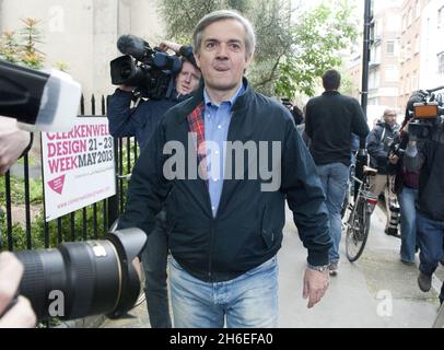 Chris Huhne, ancien ministre du Cabinet et député d'Eastleigh, est confronté aux médias sur sa libération de prison qu'il a décrite comme une expérience d'humilité et de sobriété à Clerkenwell, Londres. Banque D'Images