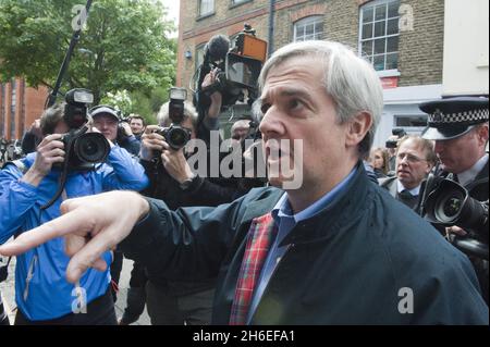 Chris Huhne, ancien ministre du Cabinet et député d'Eastleigh, est confronté aux médias sur sa libération de prison qu'il a décrite comme une expérience d'humilité et de sobriété à Clerkenwell, Londres. Banque D'Images