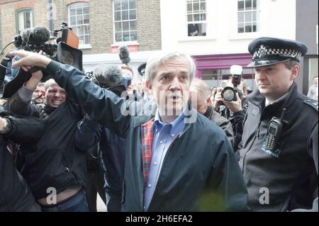 Chris Huhne, ancien ministre du Cabinet et député d'Eastleigh, est confronté aux médias sur sa libération de prison qu'il a décrite comme une expérience d'humilité et de sobriété à Clerkenwell, Londres. Banque D'Images