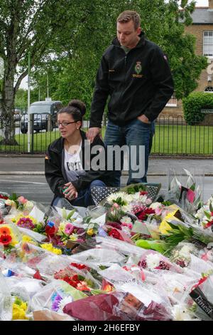 Des fleurs et des hommages sont laissés à l'extérieur de la caserne de l'Artillerie royale à Woolwich, dans le sud-est de Londres, car le batteur Lee Rigby a été assassiné lors d'une attaque terroriste. Banque D'Images