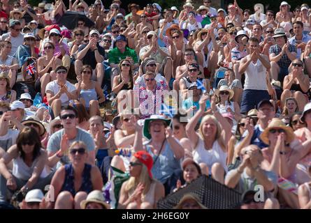 Fans sur Murray Mound lors de la finale de tennis de Wimbledon.Andy Murray, de la Grande-Bretagne, contre Novak Djokovic, de la Serbie. Banque D'Images